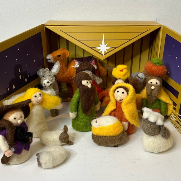 Nativity Set Handcrafted Wool 15 pieces - Picture 5 of 10